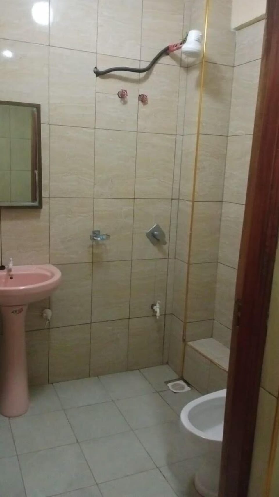 Deluxe Single Room | Bathroom | Shower, slippers, towels, soap