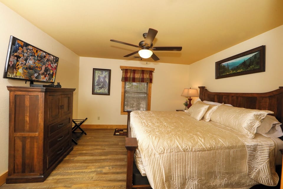 Chalet, Multiple Beds, Hot Tub, Mountain View (Ivie Holler) | 3 bedrooms, individually decorated, individually furnished, bed sheets
