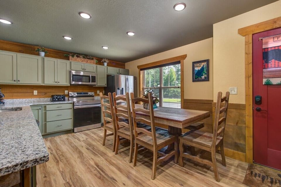 Chalet, Multiple Beds, Hot Tub, Mountain View (Running Bear) | 3 bedrooms, individually decorated, individually furnished