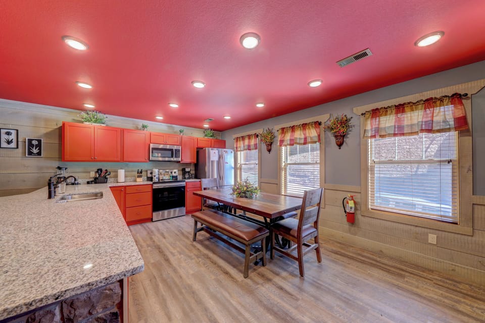 Chalet, Multiple Beds, Pool Access, Mountain View (Blue Lagoon Cinema) | Private kitchen