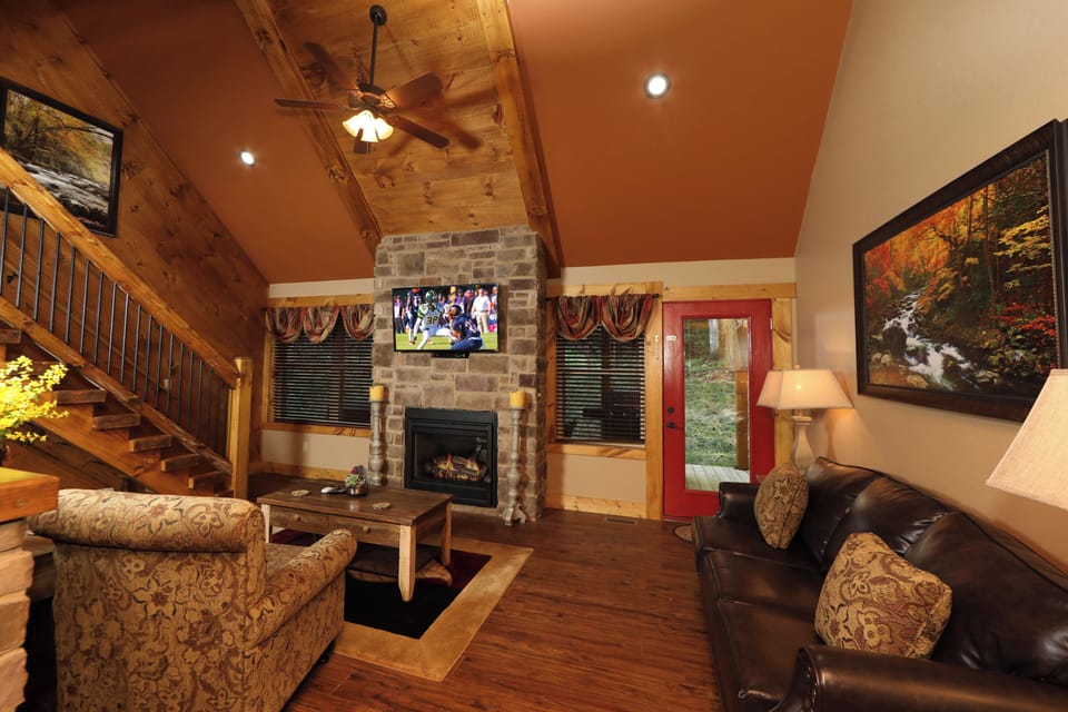Chalet, Multiple Beds, Hot Tub, Mountain View (Misty Mountainside) | Living area