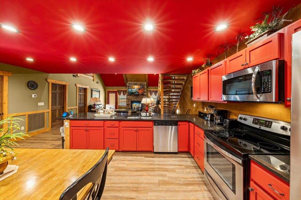 Cabin, Multiple Beds, Pool Access, Mountain View (Splash Mansion) | Private kitchen
