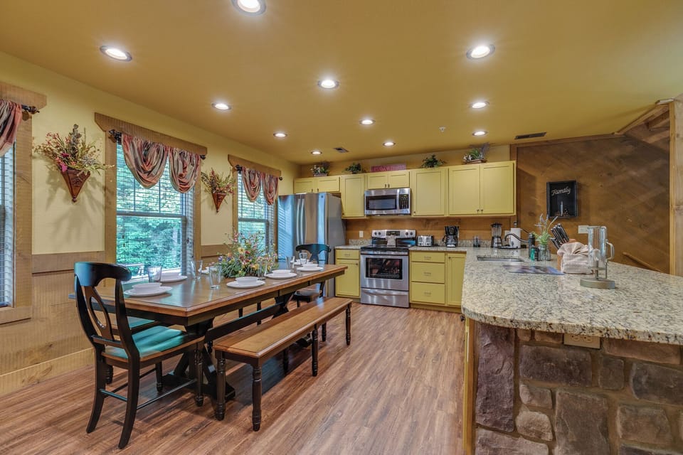 Chalet, Multiple Beds, Pool Access, Mountain View (Swimmin' in the Smokies) | Private kitchen