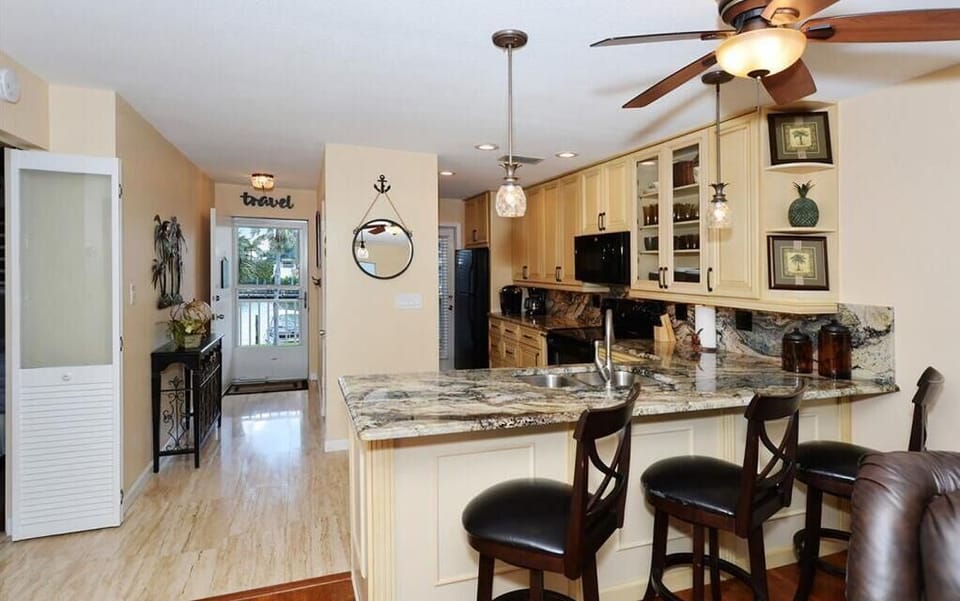 Kitchen/Entry