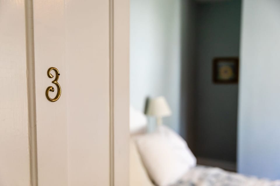 Standard Room, 1 Queen Bed | Iron/ironing board, free WiFi, bed sheets