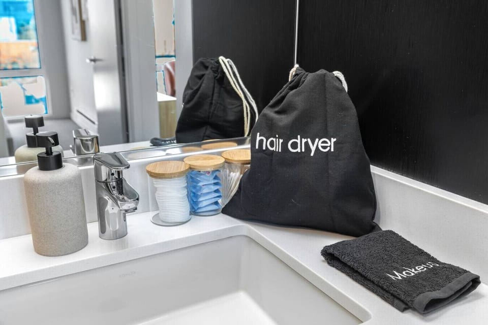 Private ensuite bathroom | Hair dryer, toiletries, & extra towels provided