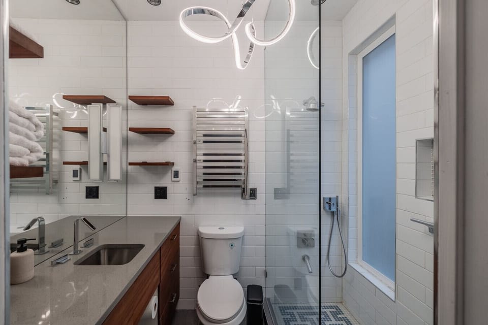En-suite bathroom with essentials