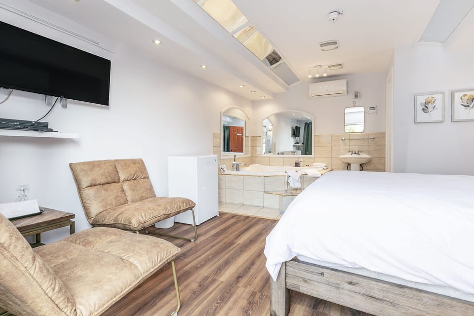 Deluxe Room, Non Smoking, Jetted Tub | Rollaway beds, free WiFi, bed sheets