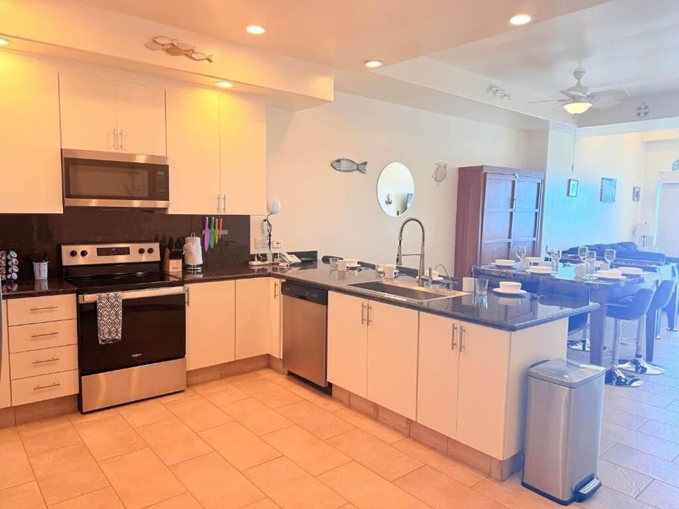Penthouse, Patio, Ocean View | Private kitchen | Fridge, microwave, oven, stovetop