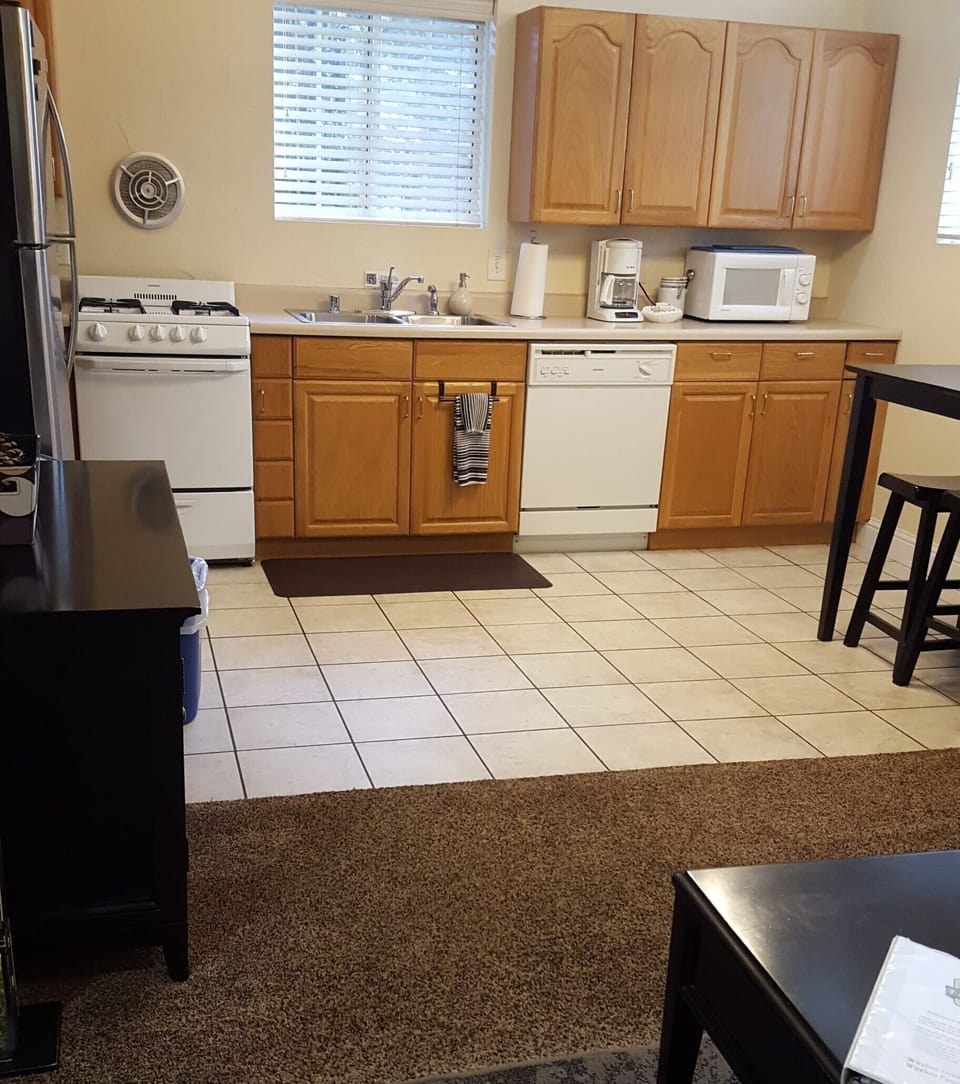 Apartment, 2 Bedrooms, Kitchen | Private kitchen | Microwave