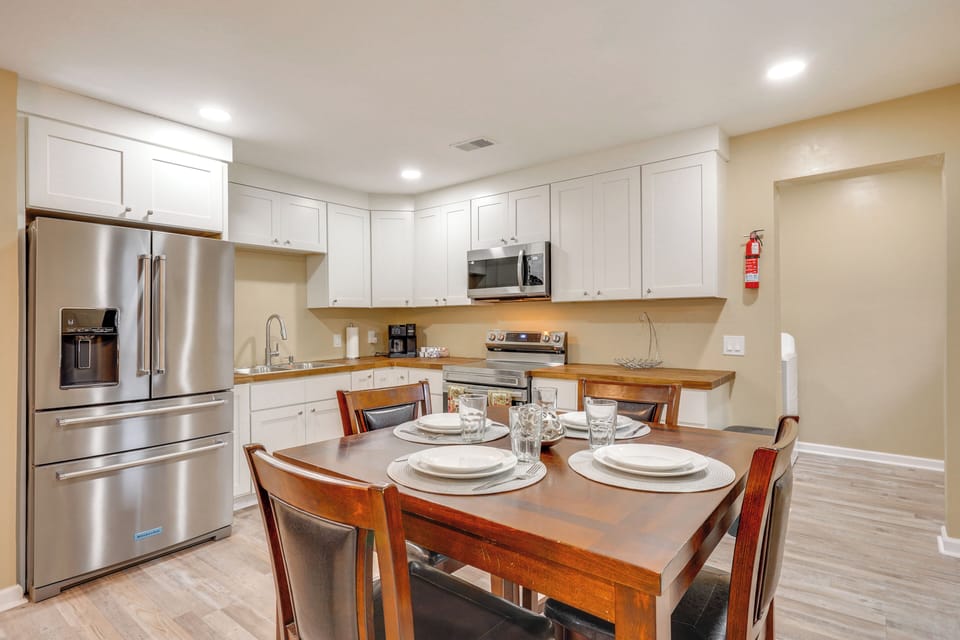 Kitchen & Dining Area