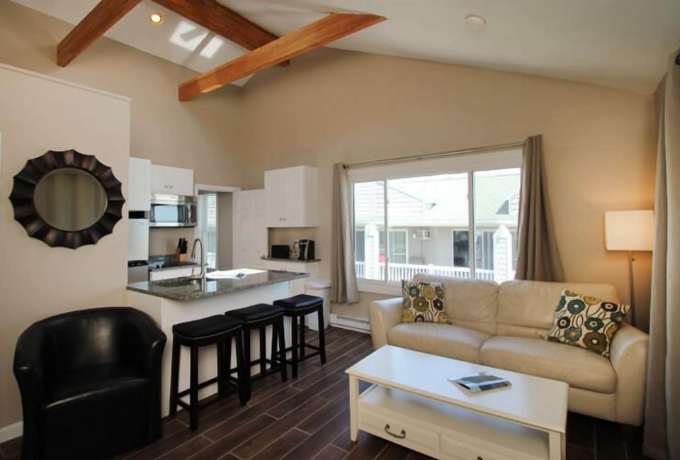Suite | Private kitchen | Full-size fridge, microwave, stovetop, coffee/tea maker