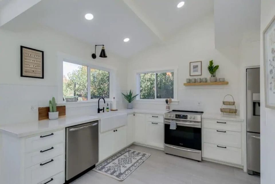 Fully stocked kitchen with appliances