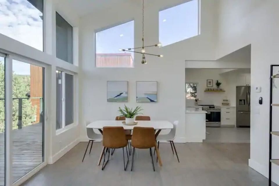 Dining area with seating for 6