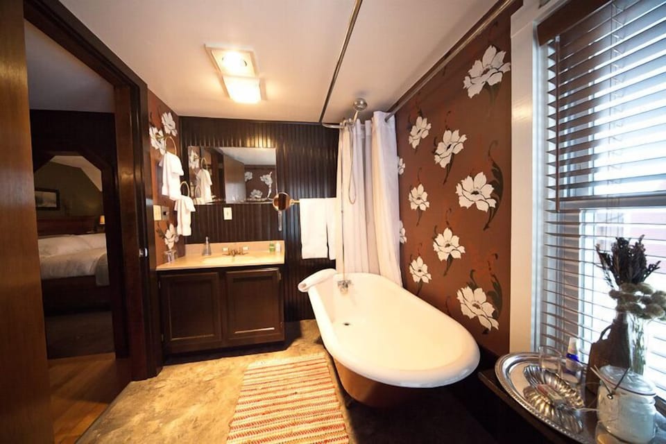 Room 4, Deluxe, Honeymoon Victorian King Suite | Bathroom | Designer toiletries, hair dryer, towels, soap