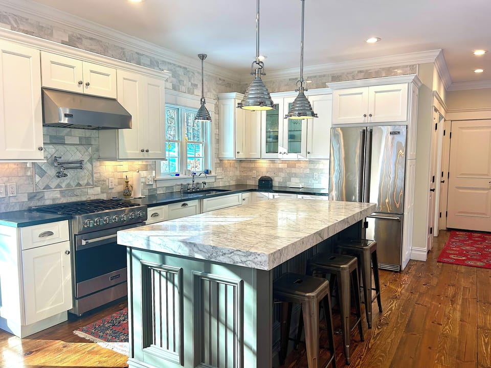 A modern, bright and fully-equipped gourmet kitchen