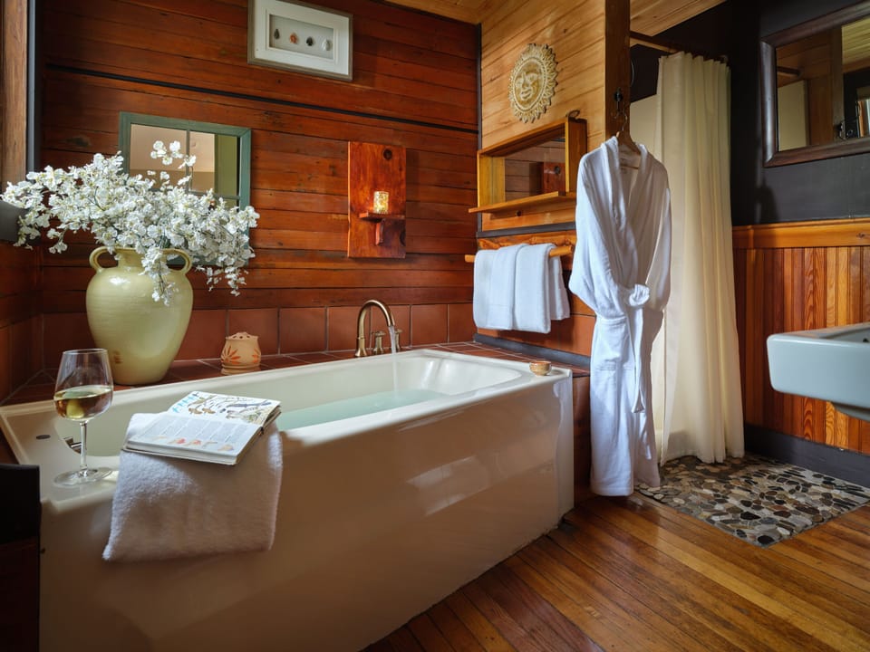 Queen Room with Jetted Tub and Fireplace (Not Pet Friendly) | Deep soaking bathtub