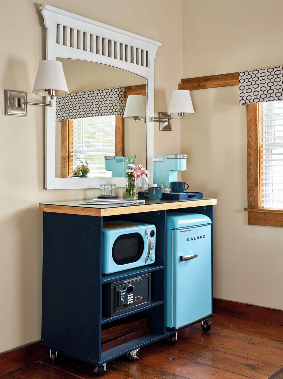 Queen Room in Cottage (Pet Friendly) | Premium bedding, down comforters, in-room safe, iron/ironing board