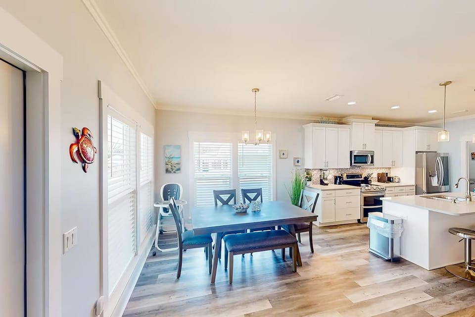 House, Multiple Beds (Turtle Beach Retreat) | Dining