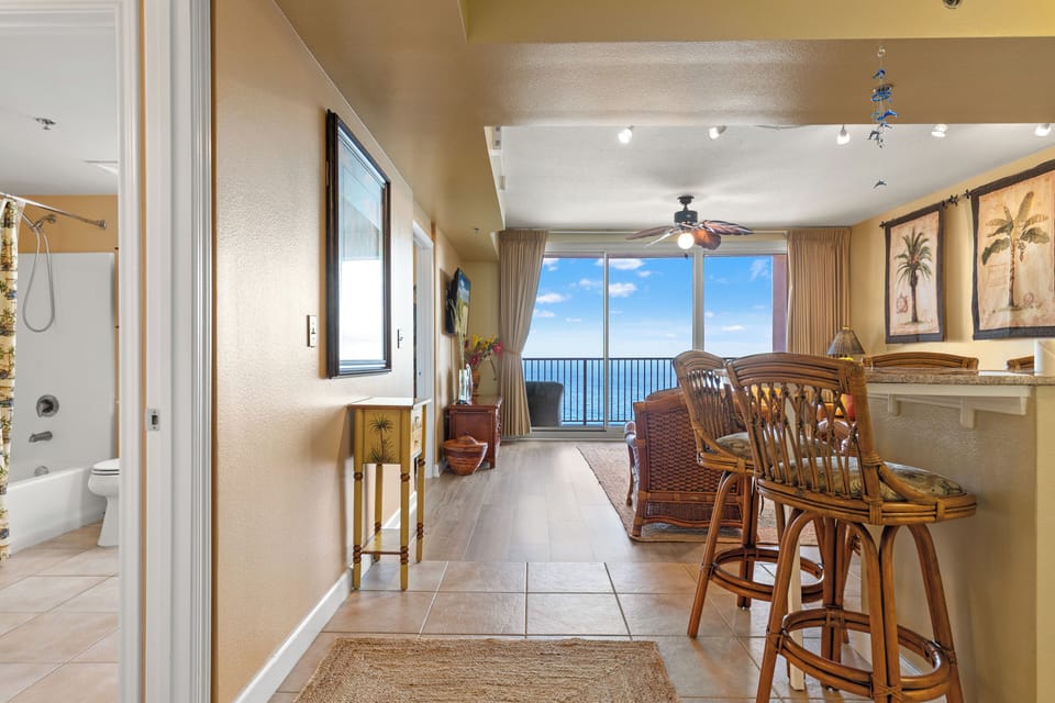 Come Visit Sophomore! 2BR 2BA Beachfront Condo! Apartment in Panama City Beach