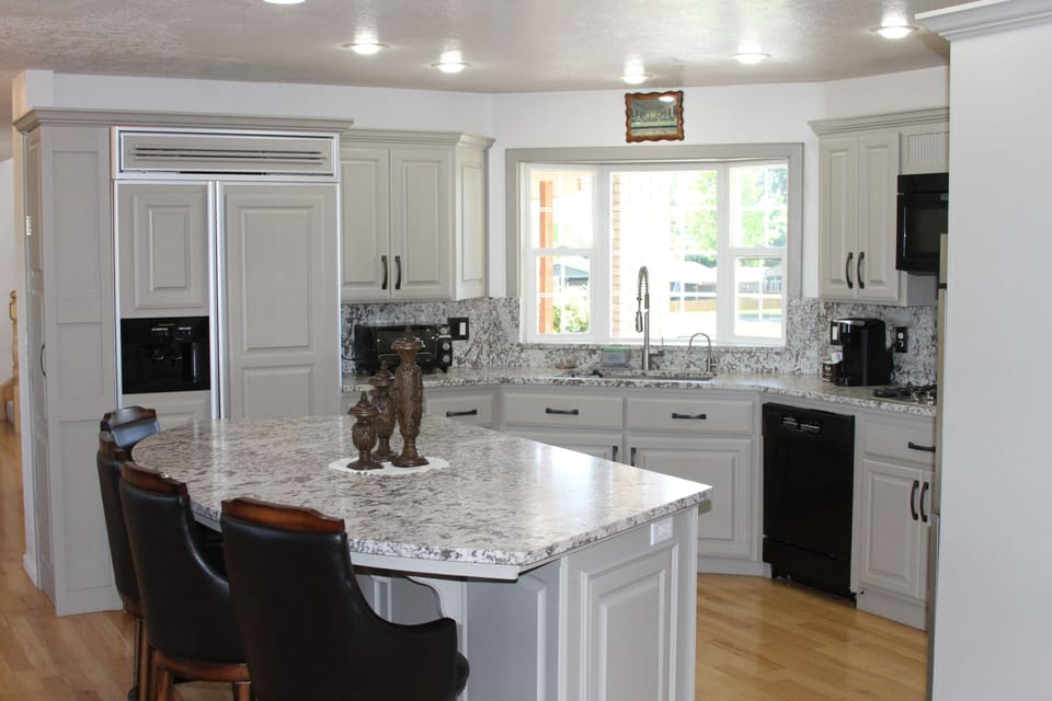 beautiful full kitchen!