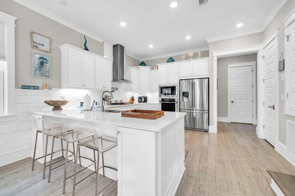 Fully equipped kitchen with island seating for 3