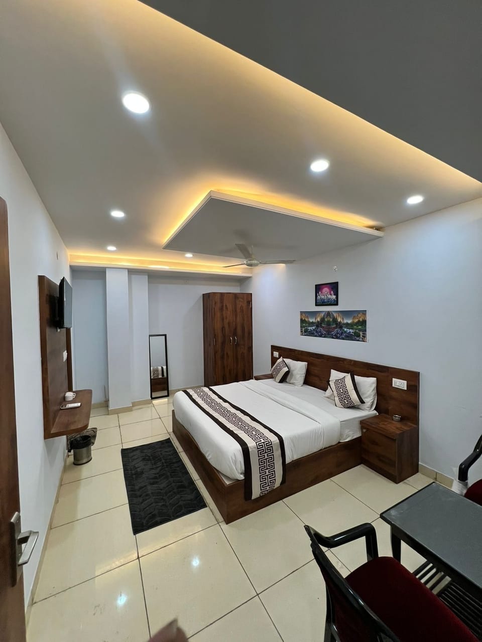 In-room safe, desk, free WiFi