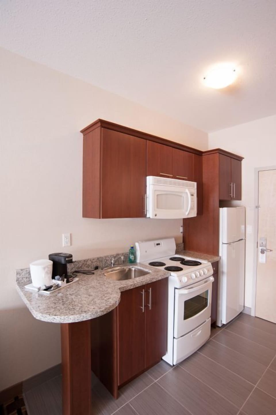Deluxe Room, 2 Queen Beds, Kitchen | Private kitchen | Coffee/tea maker, microwave, cookware/dishes/utensils