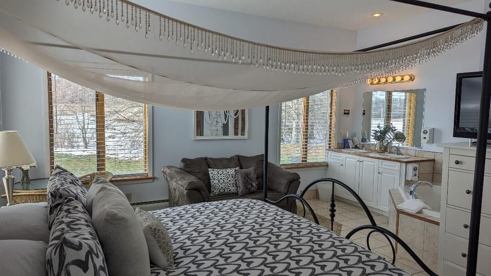 Room, Jetted Tub | Iron/ironing board, free WiFi