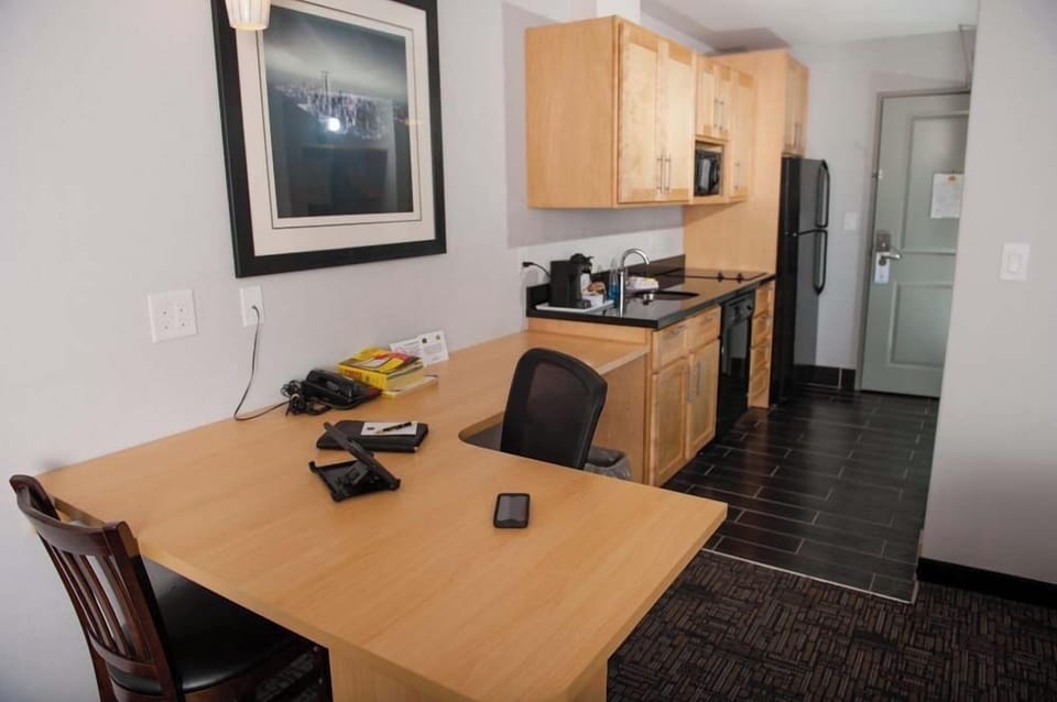 Deluxe Room, 1 King Bed, Kitchen | In-room dining