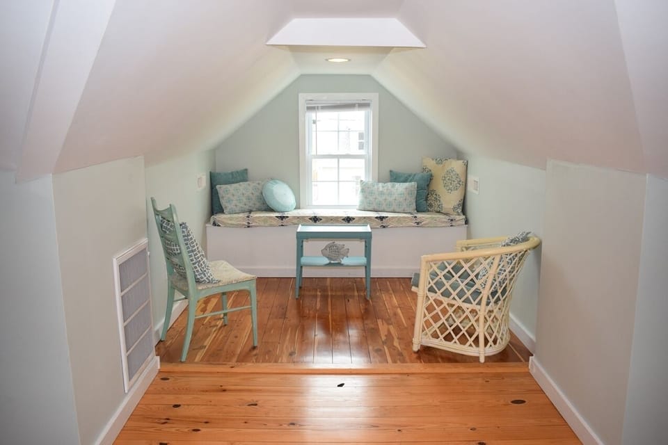 Bedroom 3 - Second floor queen