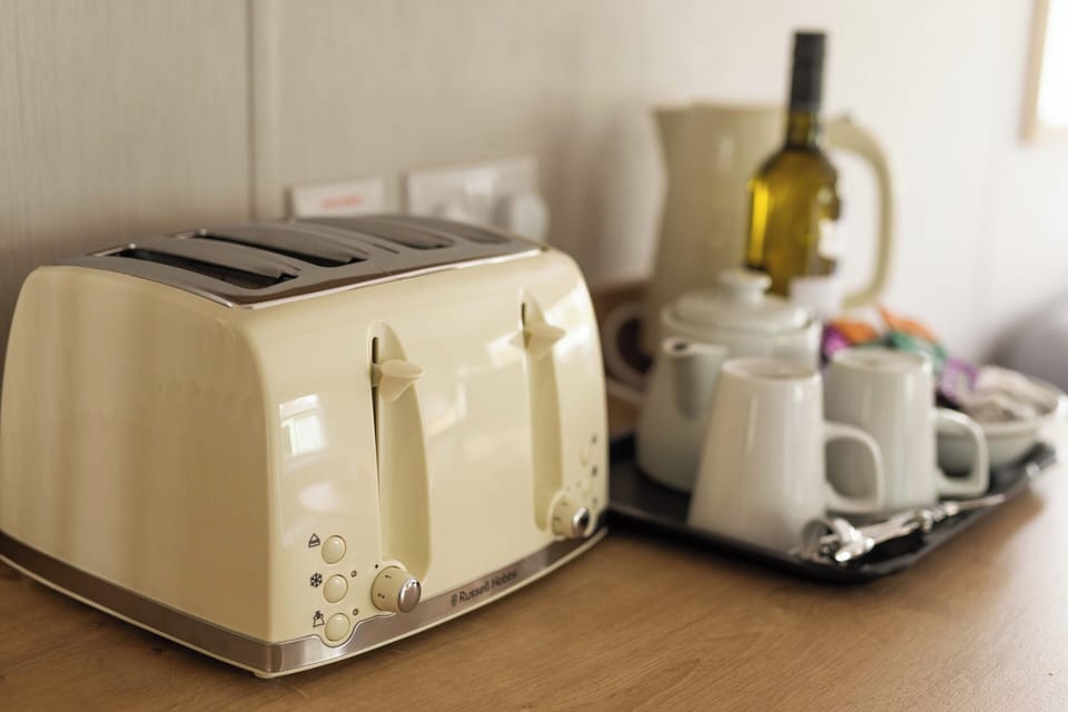 Toaster and kettle available