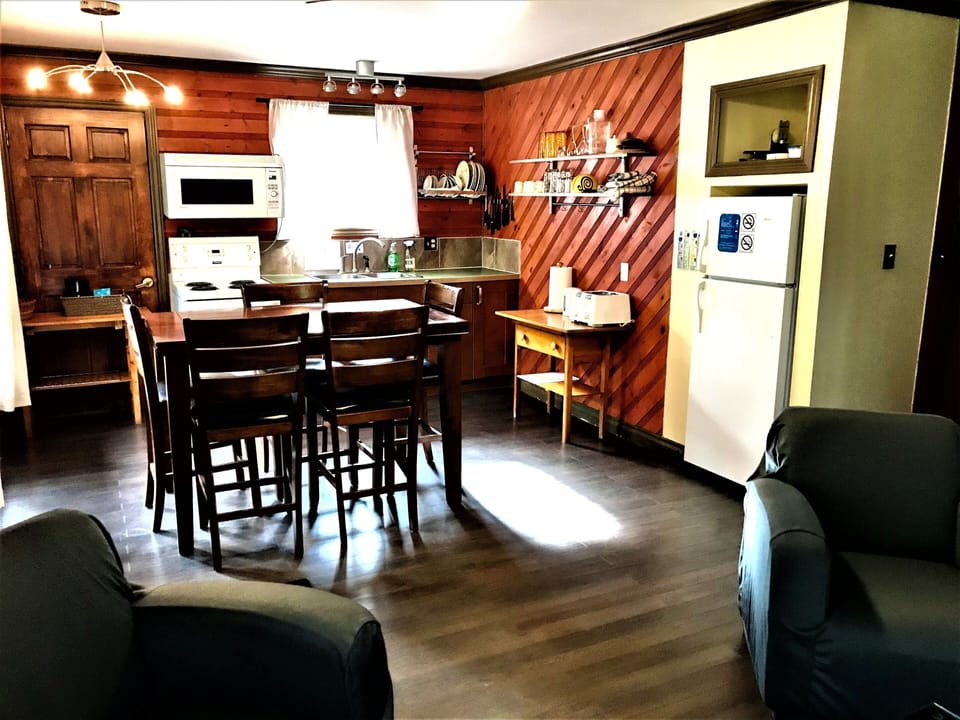 2 Bedroom Cottage w/ fireplace and full kitchen Pet friendly   (easy water access) | Living room | Smart TV, DVD player
