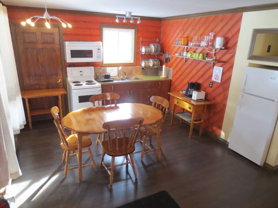 2 Bedroom Cottage w/ fireplace and full kitchen Pet friendly   (easy water access) | Private kitchen | Mini-fridge, coffee/tea maker, toaster