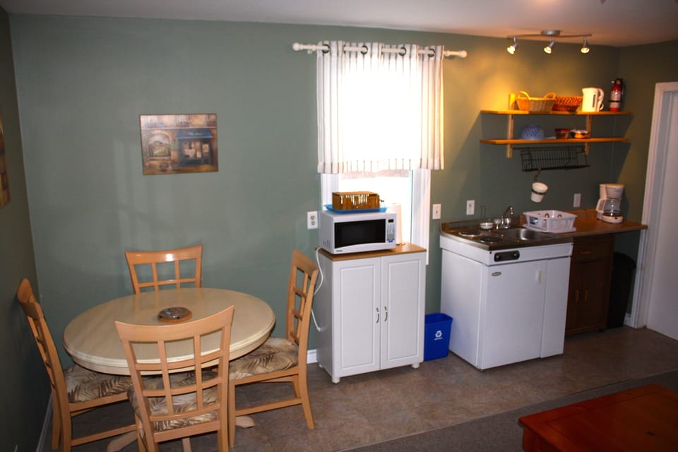 1Bedroom Cottage Double Bed/ double pullout sofa pet friendly (easy water access) | Private kitchenette | Mini-fridge, coffee/tea maker, toaster