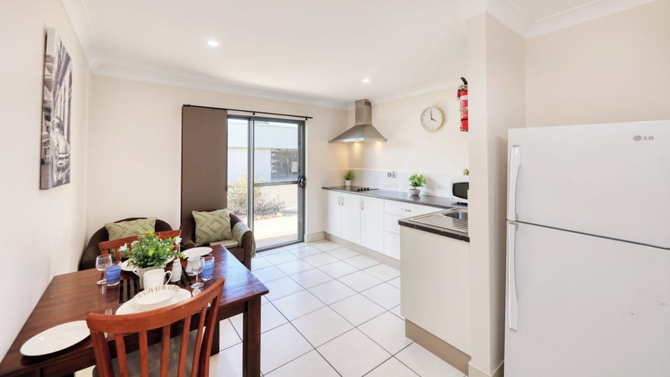 Executive Studio, Garden View | In-room dining
