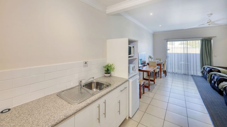 Deluxe Queen Motel Room, Courtyard View | Private kitchen | Fridge, microwave, cookware/dishes/utensils