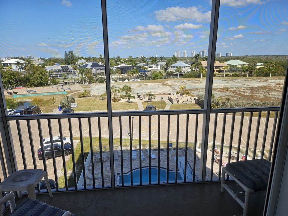  unit views, pool