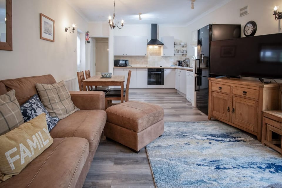 Garden Cottage - 2 Bedroom Cottage - Penally (27317)