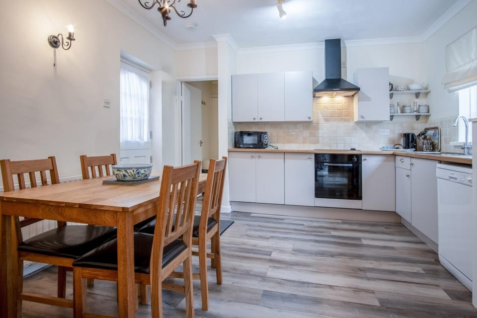 Garden Cottage - 2 Bedroom Cottage - Penally (27311)