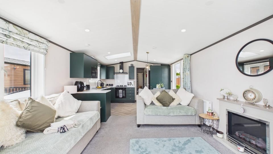 Bumblebee - 2 Bedroom Lodge - Manorbier (28807)