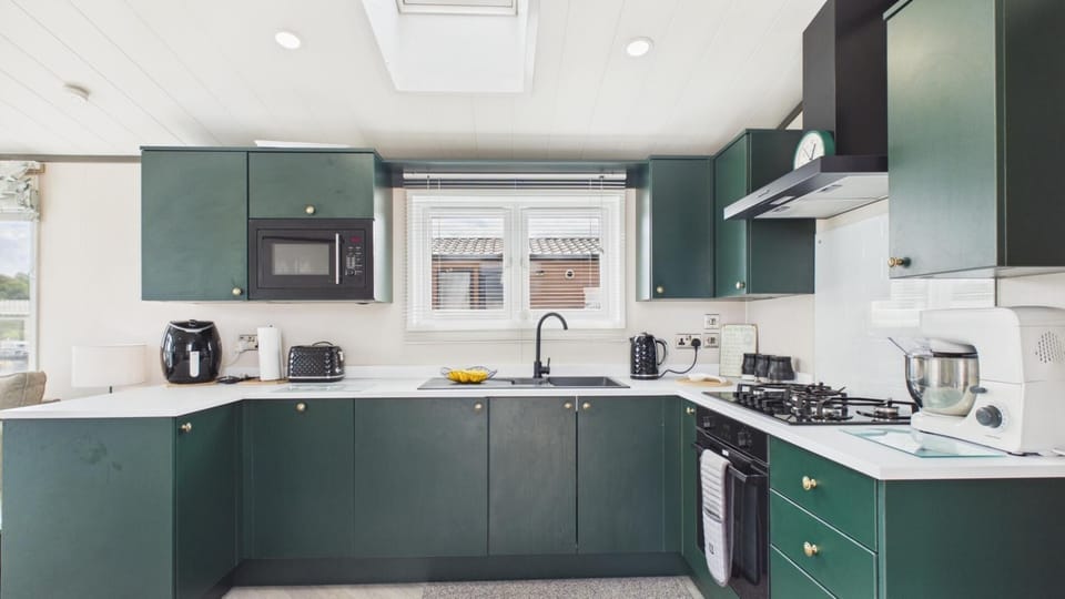 Bumblebee - 2 Bedroom Lodge - Manorbier (28803)