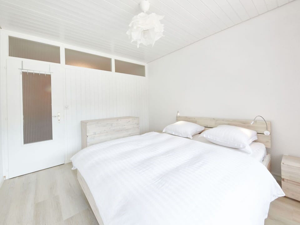 Property, Furniture, Building, Comfort, Bed Frame, Wood, Shade, Floor, Bed