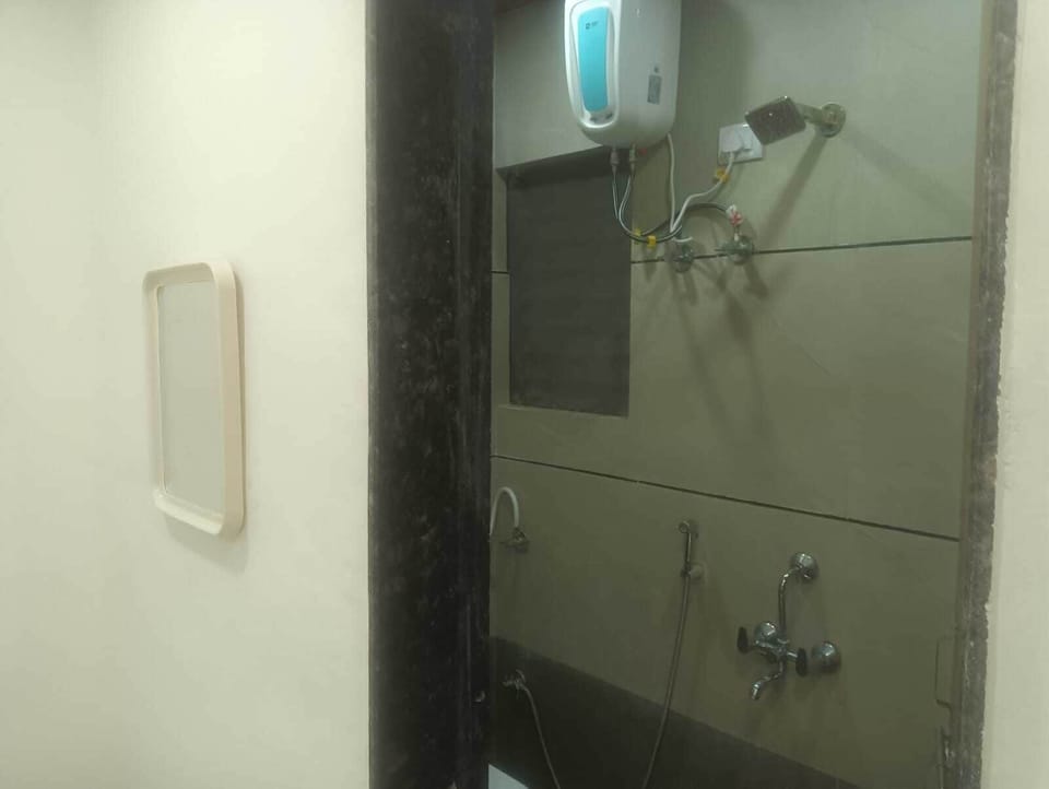 Family Room | Bathroom | Shower, free toiletries, towels, soap