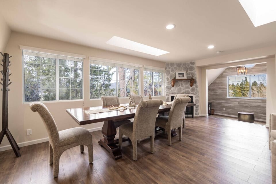 Light filled dining area with room for the whole family