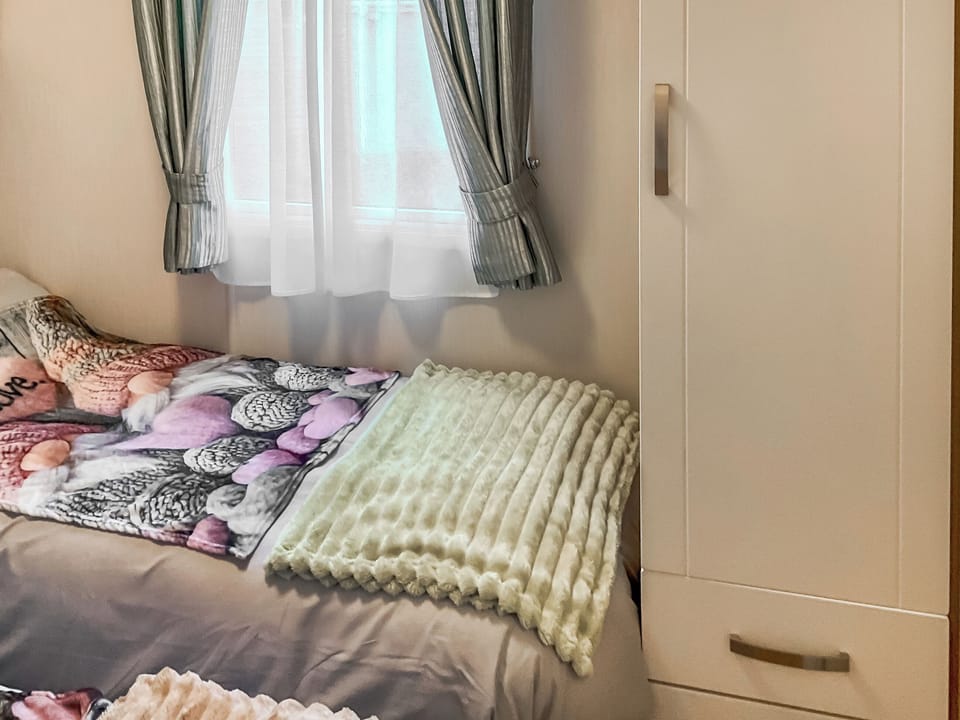 Twin bedroom | 54 Beach Retreat, Burnham-on-Sea