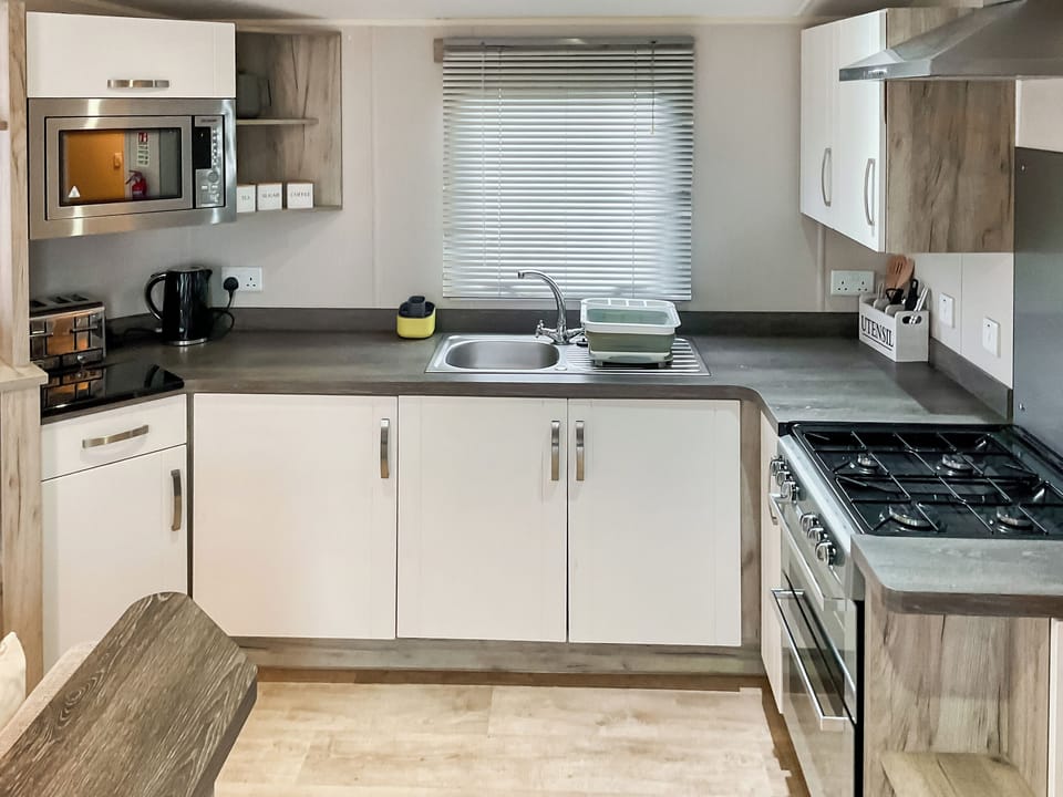 Open plan living space | 54 Beach Retreat, Burnham-on-Sea