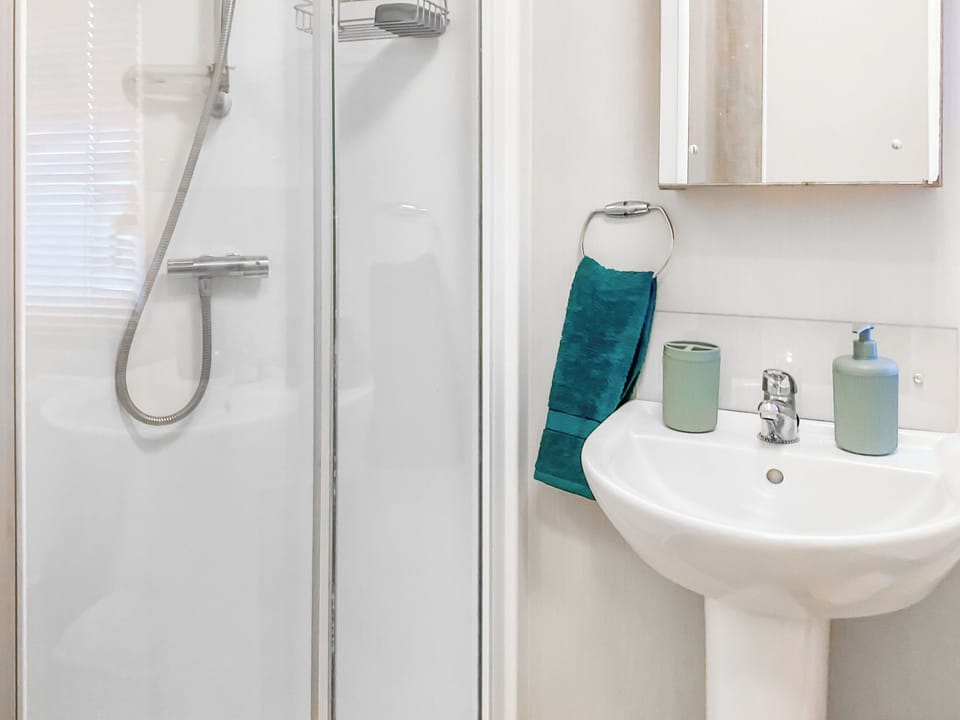 Bathroom | 54 Beach Retreat, Burnham-on-Sea