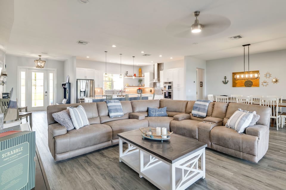 Living Room | Free WiFi | Central Heating & Air Conditioning