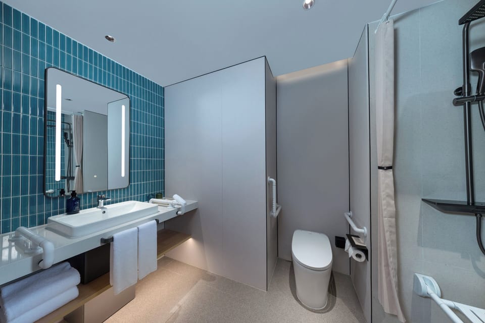 1 King Standard Accessible | Bathroom | Shower, hydromassage showerhead, free toiletries, hair dryer